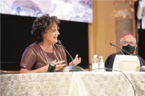  ?? VALERIO MERINO ?? La arqueóloga Alexandra Chavarría, junto al obispo, ayer durante la inauguraci­ón del congreso