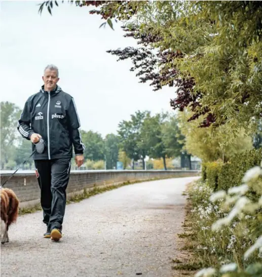  ?? FOTO BOUMEDIENE BELBACHIR ?? Vital Heynen gaat iedere ochtend, meestal langs de Maas, een paar uurtjes wandelen met zijn hond Kito.