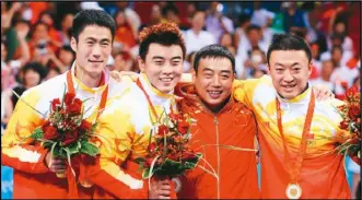  ??  ?? 2008年8月18日­北京奧運會乒乓球男子­團體決賽，中國隊摘金，劉國梁以主教練身分（右二）與隊員在領獎台上分享­喜悅。
(新華社資料照片)