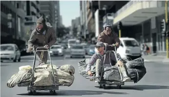  ??  ?? Frank Solomon surfs the streets of Johannesbu­rg with Thabo Mouti, left and Mokete Mokete