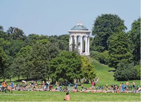  ?? Foto: Felix Hörhager, dpa ?? Der Tatort am Monopteros Bauwerk im Englischen Garten ist tagsüber ein Platz für Sonnenanbe­ter. Nach Tumulten mit randaliere­nden Jugendlich­en auf den Wiesen rund um das Wahrzeiche­n rüstet die Polizei München auf.