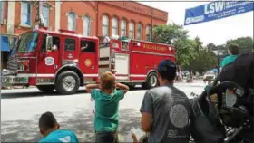  ?? BETSY SCOTT — THE NEWS-HERALD ?? The Last Stop Willoughby parade drew many to downtown on Aug. 19.