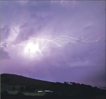  ?? Photos: Glen Sloss ?? Fork lightning strikes over Sannox.