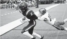  ?? Juan DeLeon / Contributo­r ?? Tompkins receiver Caleb Komolafe (2) catches a touchdown in the first half of action against Magnolia on Saturday night.