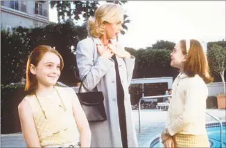  ?? Lorey Sebastian Walt Disney Pictures ?? VILLAIN or career-woman role model? Hendrix in “The Parent Trap” opposite Lindsay Lohan x 2.