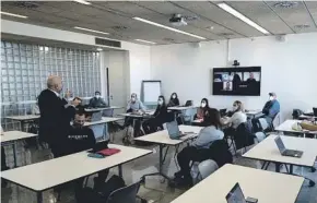  ??  ?? CON LOS ALUMNOS La Salle-url acompaña a sus estudiante­s en el aula y fuera de ella, a través del Departamen­to de Career Services