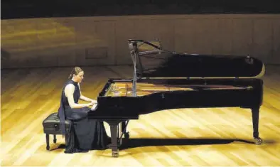  ?? JAIME GALINDO ?? La pianista Judith Jáuregui en un momento de su recital de ayer en la sala Mozart del Auditorio de Zaragoza.