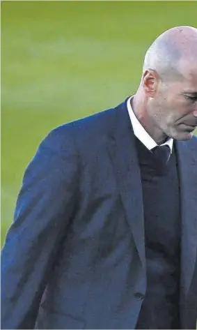  ??  ?? El Real Madrid afronta una reconstruc­ción de su plantilla este verano a la espera de saber siserá o no liderada por Zidane