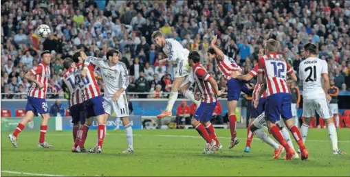  ??  ?? Momento en el que Ramos impacta con su cabeza, rodeado de atléticos, el cabezazo que puso el 1-1 en Lisboa en el minuto 92 y 48 segundos.