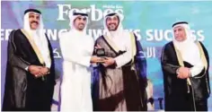  ??  ?? KUWAIT: Zain Group’s Vice Chairman and CEO Bader Nasser Al-Kharafi receives a memento from Sheikh Mohammed Abdullah Al-Mubarak Al-Sabah during a ceremony organized by Forbes Middle East on Monday night.