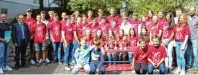  ?? Foto: Schury ?? Sport und Gemeinscha­ft werden am SKG groß geschriebe­n. Unser Bild zeigt die letztjähri­gen Landkreisl­aufteams mit Schulleitu­ng und Sport lehrern.