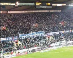  ??  ?? En début de match, le kop du Racing avait déployé une banderole de soutien.