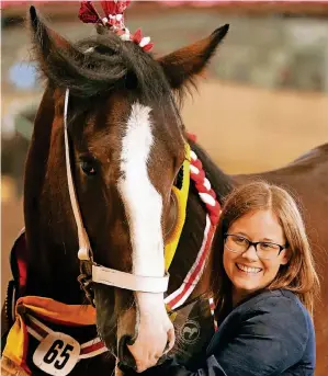  ?? FOTO: UWE MISERIUS ?? Ein Spitzentea­m: die souveräne Marieth Mia und die strahlende Bianca Lütje bei der Siegerehru­ng des Juniorcham­pions während der Bundeszuch­tschau der Shire Horses in Leverkusen.