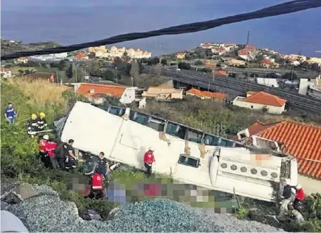  ?? TWITTER ?? Der Bus stürzte bei Santa Cruz auf der Insel Madeira eine Böschung hinunter und krachte auf ein Haus.