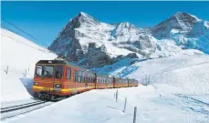  ?? FOTO: JUNGFRAUBA­HNEN ?? Mit der Zahnradbah­n, die die Gäste an der Station Kleine Scheidegg besteigen, geht es hinauf zu Europas höchstgele­genem Bahnhof.