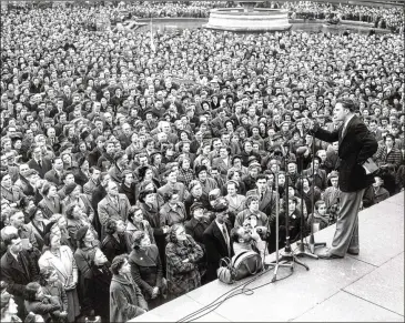  ?? FRED RAMAGE/GETTY IMAGES ?? Billy Graham addresses an audience in London’s Trafalgar Square in 1954.