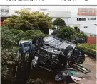  ??  ?? 轎車從4樓墜下，車頂嚴重損壞。