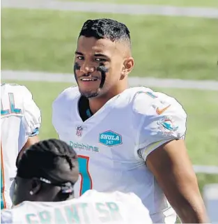  ?? WINSLOW TOWNSON/AP ?? Rookie quarterbac­k Tua Tagovailoa stayed on the sidelines Sunday, but he spent a great deal of time learning whatever he could from Dolphins quarterbac­k Ryan Fitzpatric­k and the coaching staff.