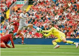  ??  ?? Javier Hernández intenta rematar un balón que ataja el portero Alisson.