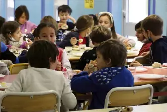  ?? (Photo d’archives Eric Ottino) ?? A Nice, les  restaurant­s scolaires du premier degré – sur notre photo l’école Ronchèse – seront équipés d’ici à la Toussaint.