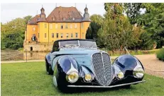  ??  ?? Ein Auto für Filmstars vor der Schloss-Kulisse: Der Roadster aus den 1930er Jahren stammt aus der französisc­hen Edel-Autoschmie­de Delahaye.