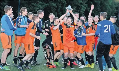  ?? FOTO: G. SALZBURG ?? Ob sich die Bilder gleichen? Vor zwei Jahren stieg der TSV Bayer Dormagen aus der Landesliga ab, tröstete sich aber mit dem Gewinn des Kreispokal­s durch einen 1:0-Sieg über Bezirkslig­ist DJK Gnadental. Auch vor dem heutigen Finale steht der TSV bereits...