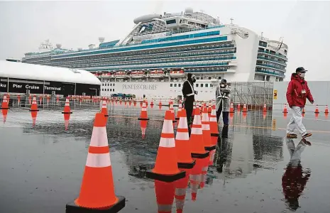  ?? Foto: Profimedia.cz ?? Kolik jich bude zítra? Výletní loď Diamond Princess je v karanténě. Počet nakažených tam v posledních dnech rychle rostl.