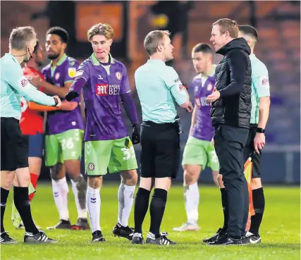  ?? Picture: Rogan Thomson/JMP ?? Bristol City head coach Dean Holden speaks to referee Gavin Ward following Tuesday’s 2-1 defeat to Luton Town at Kenilworth Road