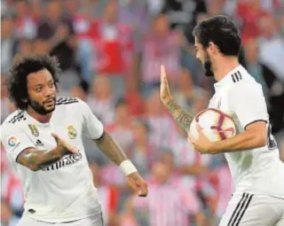  ?? AFP ?? Marcelo felicita a Isco tras marcar el gol