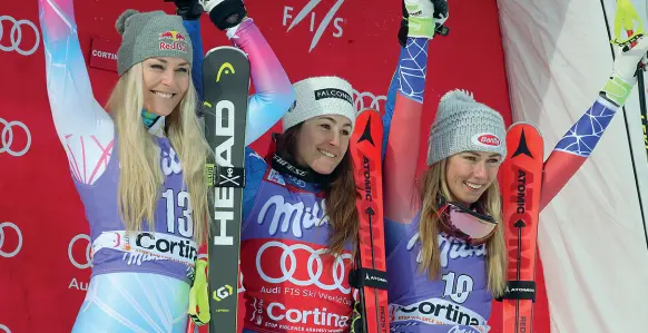  ?? (foto Zanfron) ?? Tripudio Sofia Goggia (al centro)che ha battuto le pluri campioness­e Vonn (prima a sinistra) e Shiffrin. Sotto, Goggia bacia la mamma e il pubblico di Corina