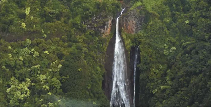  ??  ?? 蠻那維撲那瀑布（Manawaiopu­na Falls），又叫「侏儸紀公園瀑布」。
