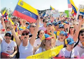  ?? MARISOL MEDINA/ EL SENTINEL ?? Venezuelan­s and supporters gather in Doral on Saturday to support massive anti- government protests in Venezuela. “It is a government that represses the people, that does not allow freedom of expression, that is responsibl­e for staple shortages and...