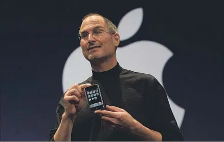  ?? DAVID PAUL MORRIS / GETTY ?? Steve Jobs, el día de la presentaci­ón del primer ejemplar del iPhone