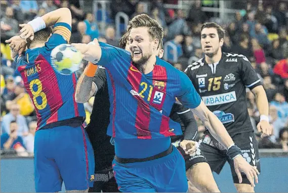  ?? FOTO: PERE PUNTÍ ?? Kamil Syprzak, intentando superar la defensa rival en el Barça-Ademar de la temporada pasada (26-25). El equipo leonés perdió luego también por la mínima en su casa (27-28)