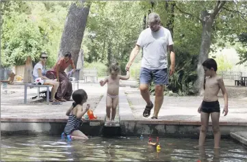  ?? (Photos Dominique Leriche) ?? L’après-midi dans l’eau claire d’un bassin ferait presque oublier qu’on étouffe. Demain, la franchie dans le Centre Var. barre des ° sera