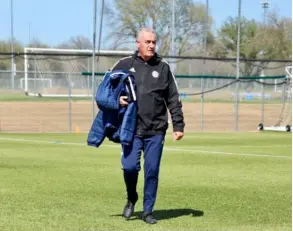  ?? ?? El técnico de la Sele, Gustavo Alfaro, se ha mostrado esquivo con la prensa en los días previos al repechaje ante Honduras. CORTEsÍa