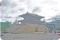  ??  ?? Heunginjim­un Gate or the Dongdaemun