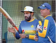  ?? – AFP ?? DETERMINED: Pakistan captain Misbah-ul Haq, left, chats with coach Mickey Arthur during a practice session on the eve of their Boxing Day Test match against Australia in Melbourne on Sunday.