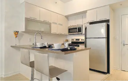  ?? O F O P E N H O U S E WE E K E N D S
P H O T O S C O U RT E S Y ?? The kitchen of a one- bedroom condo in Le 1248, a developmen­t on HÔtelde- Ville Ave. that will be part of the open- house event.