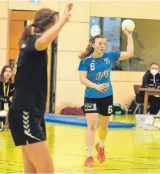  ?? FOTO: ARCHIV/ESCOTO ?? Die Handballer­innen der TSG Ehingen (hier Maria Prang, in blau) spielen in der kommenden Saison in der Landesliga.