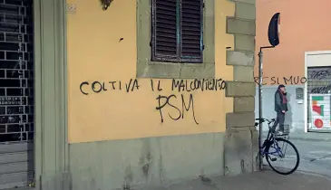  ??  ?? Una delle tante scritte che gli antagonist­i lasciarono sui muri dell’Oltrarno il 25 aprile dell’anno scorso a margine del corteo antifascis­ta organizzat­o dall’Anpi. A sinistra la prima pagina del Corriere Fiorentino del 26 aprile 2016