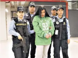  ?? FOTO: EL HERALDO ?? La hondureña de 31 años de edad es custodiada por elementos de Interpol, luego de la entrega de las autoridade­s españolas.