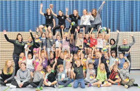  ?? FOTO: ANDY HEINRICH ?? Rund 100 Kinder nehmen in Obereisenb­ach am Grundschul­aktionstag des Deutschen Handballbu­ndes mit Betreuerin­nen der Damen-Handballab­teilung des SV Tannau teil.