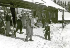  ?? Foto: Sammlung Bendl ?? Im Winter wurde die vom VfL gepachtete Auenalpe zum beliebten Treffpunkt – und unter Vereinsmit­gliedern zur Günzburger Hütte.