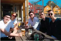  ?? FOTO: AMALIE FAGERHAUG EVJEN ?? Sindre Jernes Svarstad (21) (t.v.) Snorre Tobias Rypestøl (21) Ulrik Tambs (21) Adrian Haaverstad (21) William Dyrholm (21) koser seg i sola på Fiskebrygg­a.