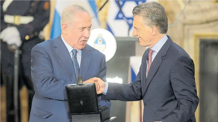  ?? DAVID FERNANDEZ ?? Sintonía. Mauricio Macri saluda a Benjamín Netanyahu, ayer en la Casa Rosada, al entregarle una caja con documentac­ión electrónic­a sobre los nazis en el país.
