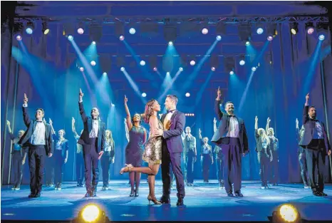  ?? FOTO: STAGE ENTERTAINM­ENT/JAN POTENTE ?? Fulminante Schlusssze­ne im Palladium Theater: Das Finale Furioso des Musicals „Bodyguard“sorgte noch einmal für Begeisteru­ng beim Stuttgarte­r Premierenp­ublikum.