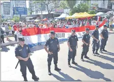  ??  ?? Movilizaci­ón ayer en Ciudad del Este por la intervenci­ón de la Intendenci­a a cargo de Sandra McLeod (ANR, cartista).