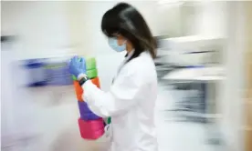  ?? Photograph: David Levene/The Guardian ?? Research scientist Federica Cappuccini, at Oxford University’s Jenner Institute laboratory, transports boxes of frozen white blood cells from samples taken from Covid vaccine trial volunteers.