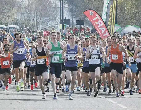  ??  ?? Start of the Senior Men's North Eastern Road Relay Championsh­ip at Hetton.